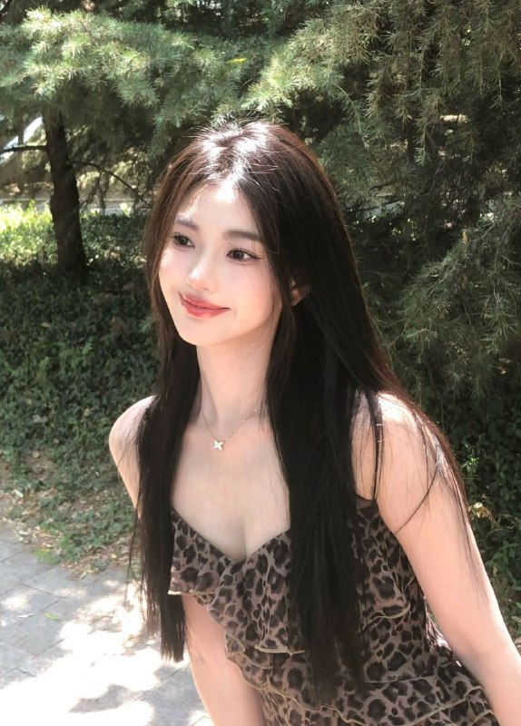 广州阿宝家哆哆05极品首开真人无整学生身高：168体重：48kg胸围：C🉑纯🉑欲  天生网红脸   皮肤白里透红馒头一线天会吸会夹🈚️纹身🉑舌吻瘦小类型🔥🥢子腿 全身雪白•🉑️盐🉑️甜 温柔乖巧听话• 不催不事儿 你的专属女友💕