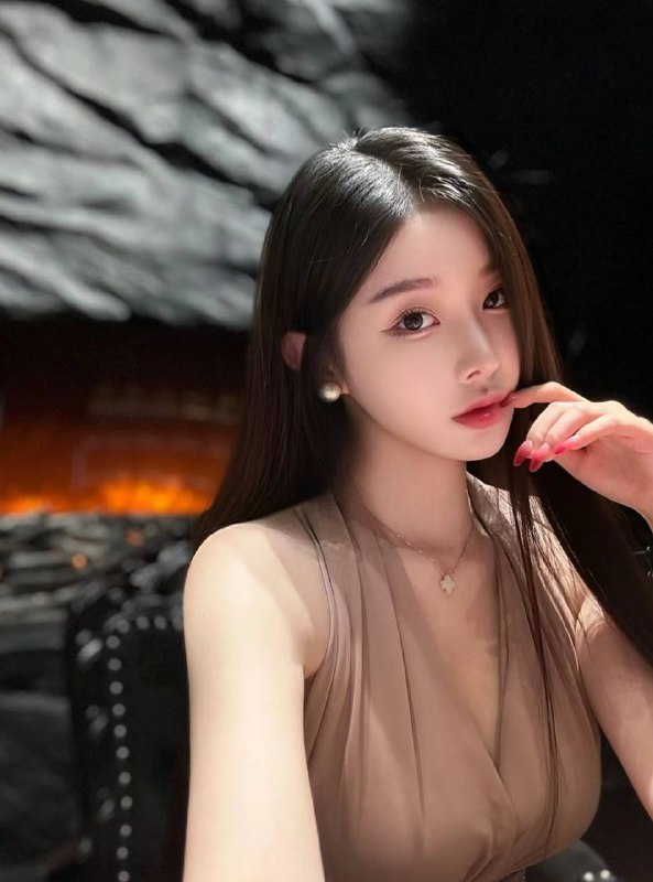 广州卡人🏠💛💛💛170E性感网红主播01年 身高170🍑臀  细腰 真实E罩杯 波涛汹涌皮肤白嫩细腻  精致容颜给你欲罢不能的快乐～#广州#网红#荷花