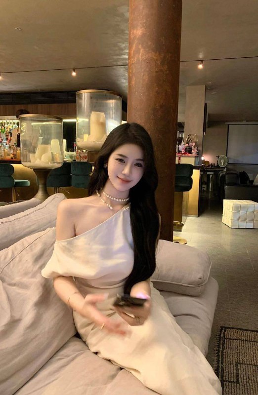 广州 兰迪🏠白净大长腿 极品烧杯Occupationn：平面模特 ｜Age: 04-Bust: DHeight: 170-Hobby：游泳｜瑜伽｜茶艺｜旅  行｜画画｜钢琴配合度极高 柔韧度极好 腰臀比完美 小腹无赘肉平时常健身 常年练瑜伽 可多种体位 待客如男友服务意识强 互动技术高 女友体验感缠绵床榻销魂酥骨 懂风情知情趣大灯长腿都给你有前有后 满足你所有欲望幻想道具服饰制服齐全 擅长各种角色扮演解锁各种体位姿势仅接待高素质客户 据不守时醉酒课低素质屌丝看客浪费时间勿扰#人间尤物#顶级嫩模