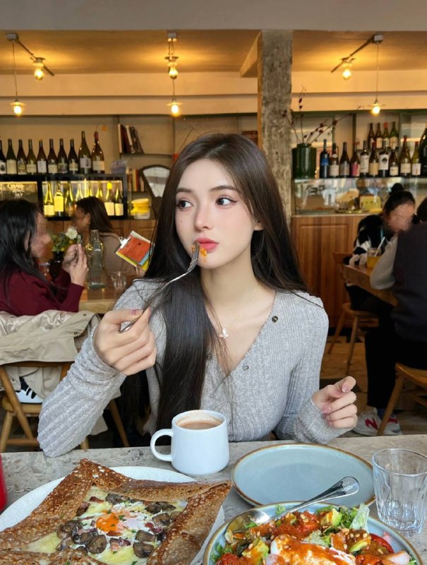 广州卡人🏠💛💛💛惠子01年，175D，98斤纯欲款，混血车模 ，兼职 本人比照片好看#惠子