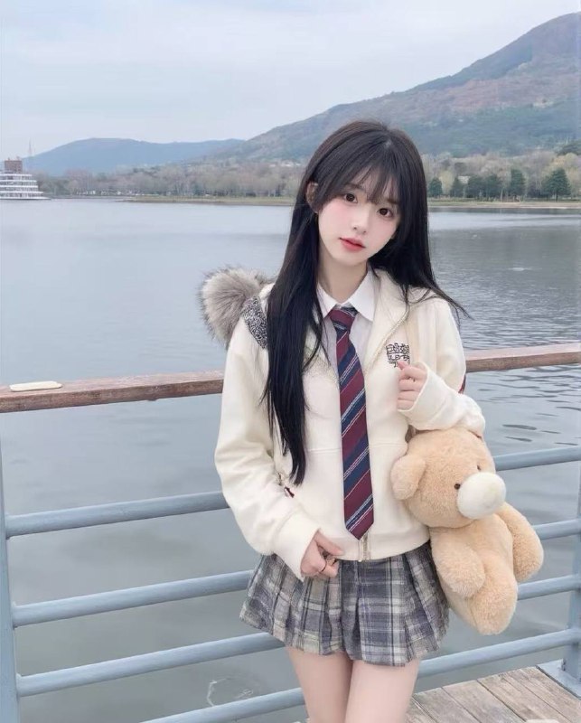 星星🏠广州欢欢  新人首次下水04 百幼醇真实在校生，无不良嗜好 171C 体重90雪白三点真粉 ！无纹身  ！天然无整超级纯，甜美可爱声甜体柔南方女孩，有缘得以相见