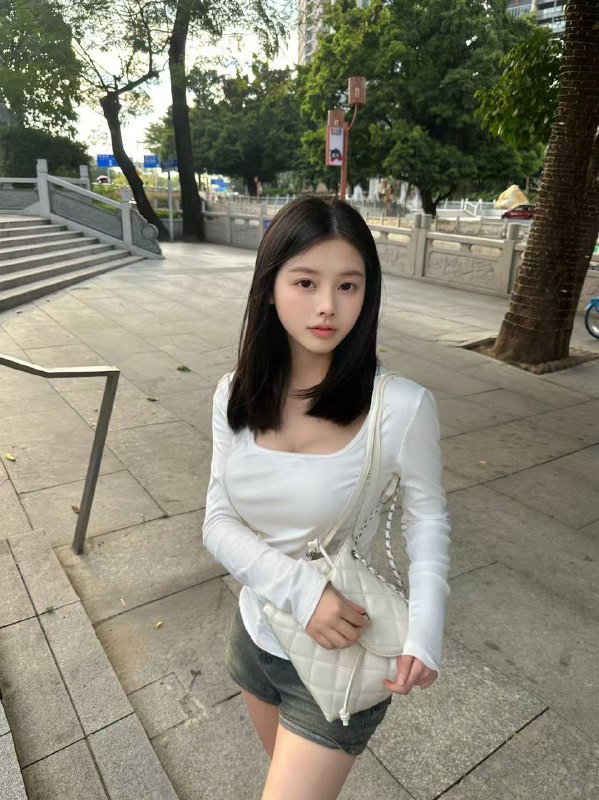 卡人🏠💛💛💛💛广州❤真实在校学生可查兼职✿ 真人真照，照片在天德广场拍的✿ 熊大腰细  腿长 全身天然无整✿ 懂事乖巧 真实冷白皮 皮肤光滑✿ 性格溫柔 服务极佳  配合度高年龄：04年身高:   166#无整#白小纯#安安#无整罩杯:   真实D