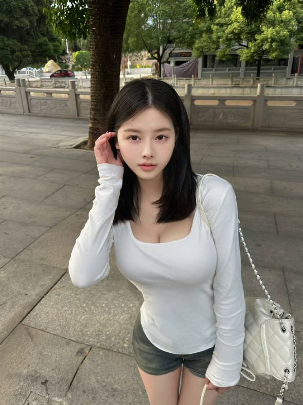 卡人🏠💛💛💛💛广州❤真实在校学生可查兼职✿ 真人真照，照片在天德广场拍的✿ 熊大腰细  腿长 全身天然无整✿ 懂事乖巧 真实冷白皮 皮肤光滑✿ 性格溫柔 服务极佳  配合度高年龄：04年身高:   166#无整#白小纯#安安#无整罩杯:   真实D