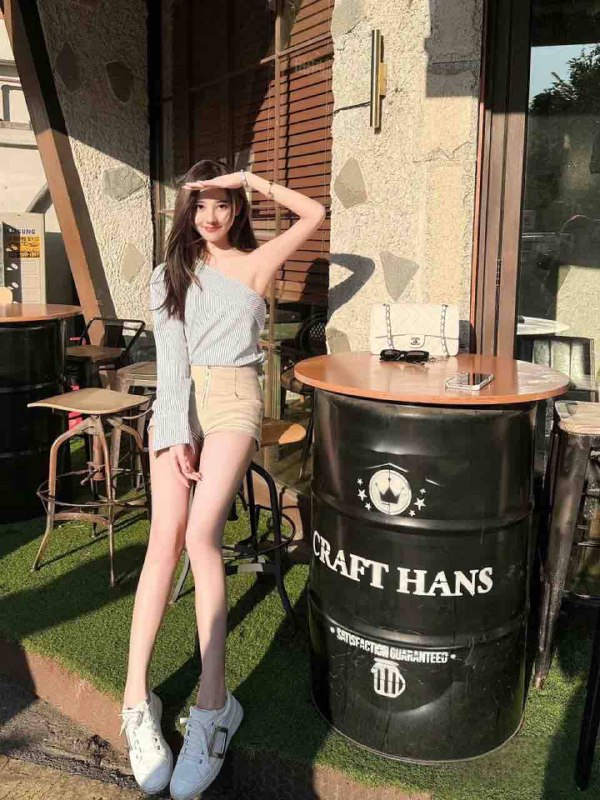 星星🏠纯御款 性格超好会聊天圈外主播 偶尔兼职年龄/𝑎𝑔𝑒:04身高/ℎ𝑡:170罩杯/𝑐𝑢𝑝:D体重/𝑤𝑡:45Kg五官精致 温柔体贴 肤白貌美愿做你的海盐太妃糖 在你心里甜如蜜