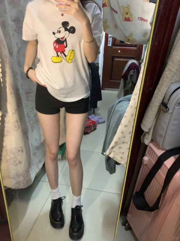 广州卡人🏠💛💛💛团团173C🪐留学生不穿👠净17004年长沙人  新人兼职短开！🌟细腿🦵腿控福利  雪白真实留学生   白白嫩嫩🔥#团团