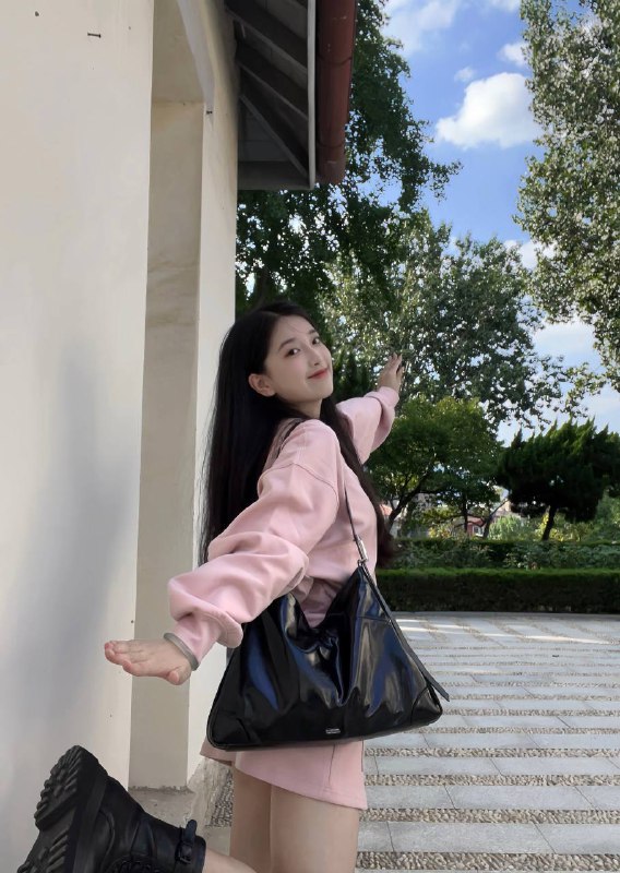 广州卡人🏠💛💛💛05学生佩佩05-168D小主05极品纯御首开在校大学生   纯纯新人   一个客不认识身高   168   体重90D爱好  画画 健身 钢琴 攝影✨模仿秀纯御天花板，皮肤超级细白！⭐️上下粉听话懂事  不催不急✨超级温柔典型甜妹，初恋般感觉#佩佩