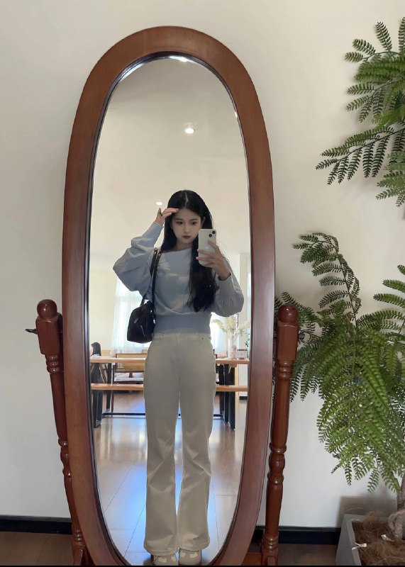 广州卡人🏠💛💛💛05学生佩佩05-168D小主05极品纯御首开在校大学生   纯纯新人   一个客不认识身高   168   体重90D爱好  画画 健身 钢琴 攝影✨模仿秀纯御天花板，皮肤超级细白！⭐️上下粉听话懂事  不催不急✨超级温柔典型甜妹，初恋般感觉#佩佩