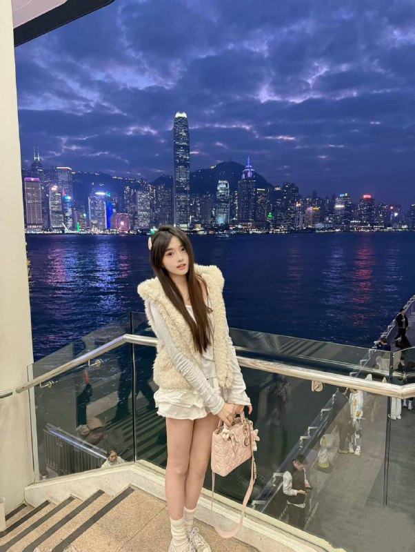 #广州王子诺🌹中日混血 小纯皮肤如丝绸般滑嫩白年龄小05年166体重88素质高 蛇纹 可69 会日语温驯乖巧 幼瘦腰细纯兼职不常在#小纯#