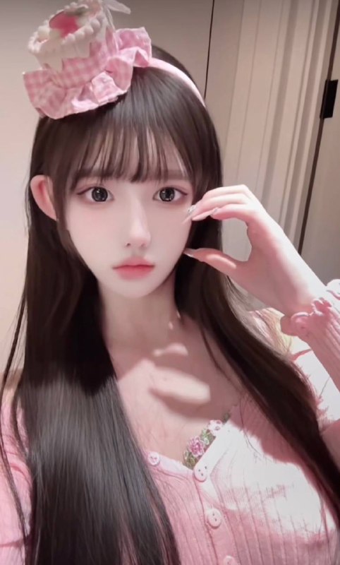 #广州王子诺🌹04小羽第一天 清纯甜美新人学生兼职NEW 人 人刚下水一个K都不认识圈外女友 留学生健身瑜伽爱好者兼职开身高:168 Cup : D年龄 04年 高素质女友feel温柔懂事 耐心礼貌待K皮肤雪白 可素颜见腰细腿长 蜜桃臀遇见便是上上签，期待与您相见~#小羽