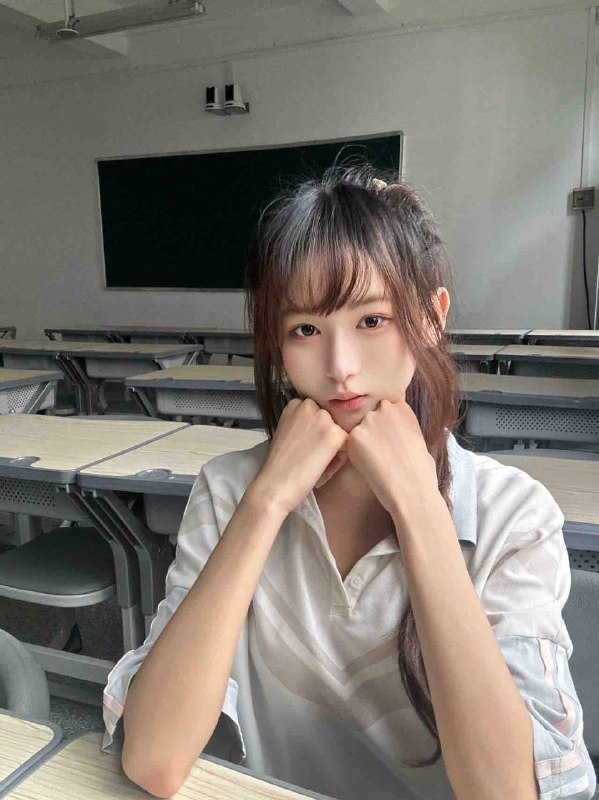 杨弈广州依依 06年白虎学生暑假兼职全天然无纹身脾气好事少不挑160c 初恋女友感觉小巧玲珑类型🉑69蛇纹双✈️🉑接受SM调教