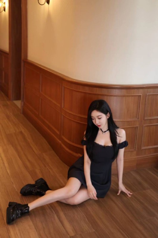 广州❤人卡人🏠💛💛💛💛全身雪白，草莓🍓大三在校学生 02年 真实164c粤语 广东人 小巧玲珑 皮肤巨白 不白赔总真人真照🚫冒 不会粤语都是假#粤语#白小纯#草莓