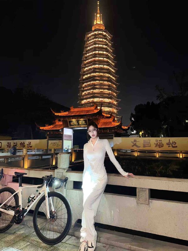 #广州糖宝家（极品舞蹈每星期短开3-4天）🏠3外5净高172 C杯标准S身材 真实圈外短期兼职在职拉丁舞老师敏感体质🉑️必喷氵韧性十足 一字马真人真视频 假一赔十皮肤白皙光滑 蜜桃臀五官精致 形象阳光 气质佳一级舞蹈演员持证短期兼职#家三外五