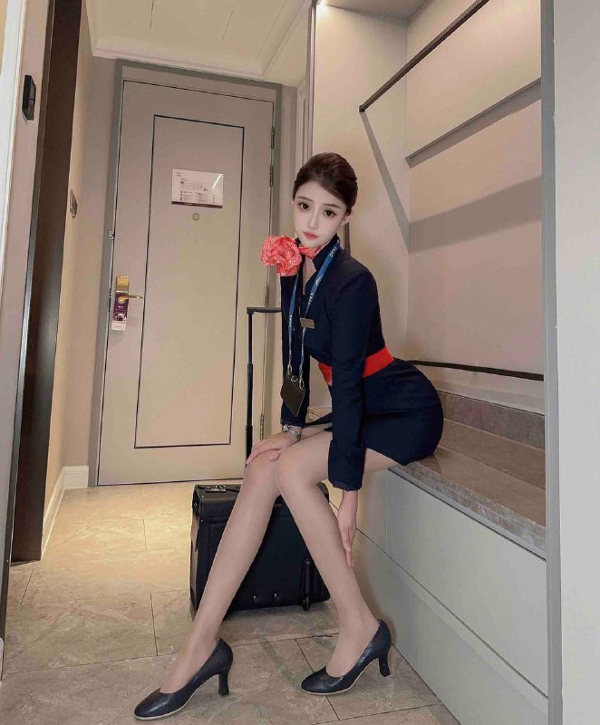 广州糖宝🏠新人178婷婷一个客不认识广州在飞东航空姐，兼职短开 Height身高/178 Weight体重/50kg Bust胸围/.D Age年龄/04高素质，气质佳，5w质量，价赔W期待与高素质有缘人相遇可69蛇纹 禁冒#空姐#广州