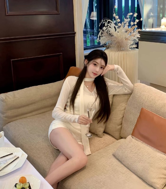 杨弈广州🦜硬5新人 清纯网红短开•  00后  170D• 纯欲真实网红 可验•  谈吐气质一流  高学历 有素质 长腿细腰