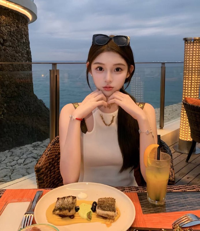 杨弈广州🦜硬5新人 清纯网红短开•  00后  170D• 纯欲真实网红 可验•  谈吐气质一流  高学历 有素质 长腿细腰