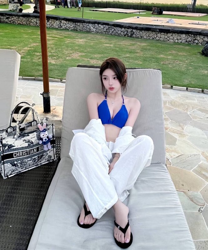 杨弈广州🦜硬5新人 清纯网红短开•  00后  170D• 纯欲真实网红 可验•  谈吐气质一流  高学历 有素质 长腿细腰