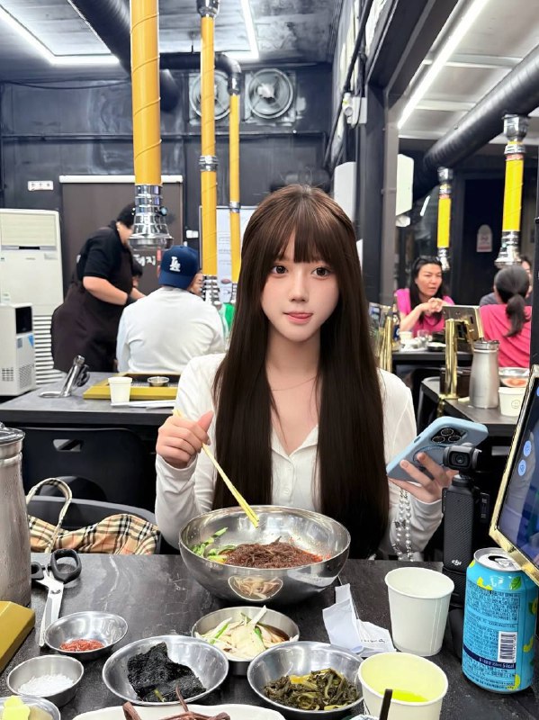 杨弈广州纯欲甜妹🦜03年 165cm 天然D甜美纯欲系少女南方小可爱一枚纯天然妈生脸 ，人前乖巧千金三点粉 软萌娃娃音 勾人小猫咪听话乖巧 外纯内骚 反差少女真实在校生兼职短开支持预约