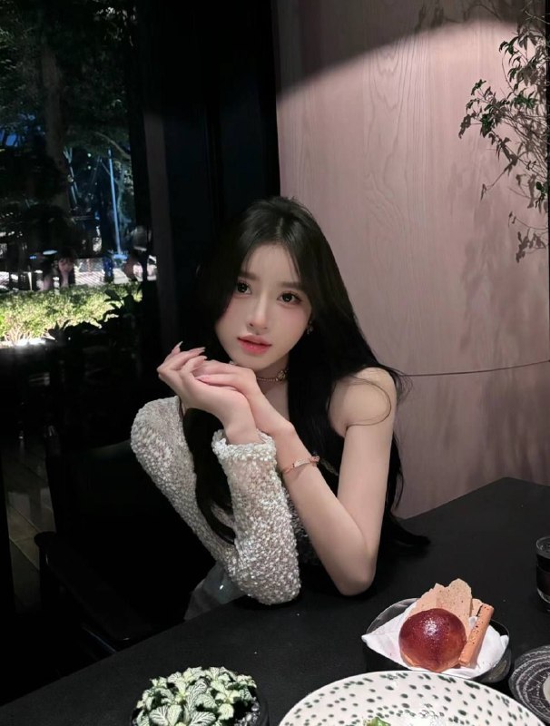 杨弈广州 硬5🦜• 牛奶雪白肌 A4腰 白🐯01年• 脾气超好待k如男友·168E纯天然无纹身 神仙颜值 洋气大牌• 高素质圈外女友兼职🎬