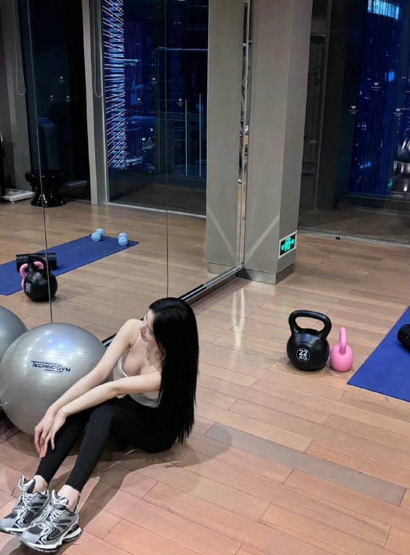 杨弈广州 硬5🦜• 牛奶雪白肌 A4腰 白🐯01年• 脾气超好待k如男友·168E纯天然无纹身 神仙颜值 洋气大牌• 高素质圈外女友兼职🎬