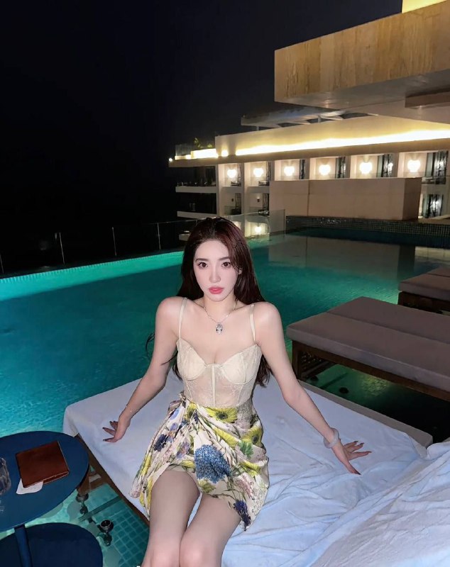 杨弈广州🦜硬5 极品御姐173 f  短暂游玩中身材比例超正🥢腿长🐻大