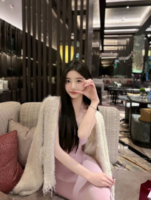 杨弈广州 硬5🦜• 牛奶雪白肌 A4腰 白🐯01年• 脾气超好待k如男友·168E纯天然无纹身 神仙颜值 洋气大牌• 高素质圈外女友兼职🎬