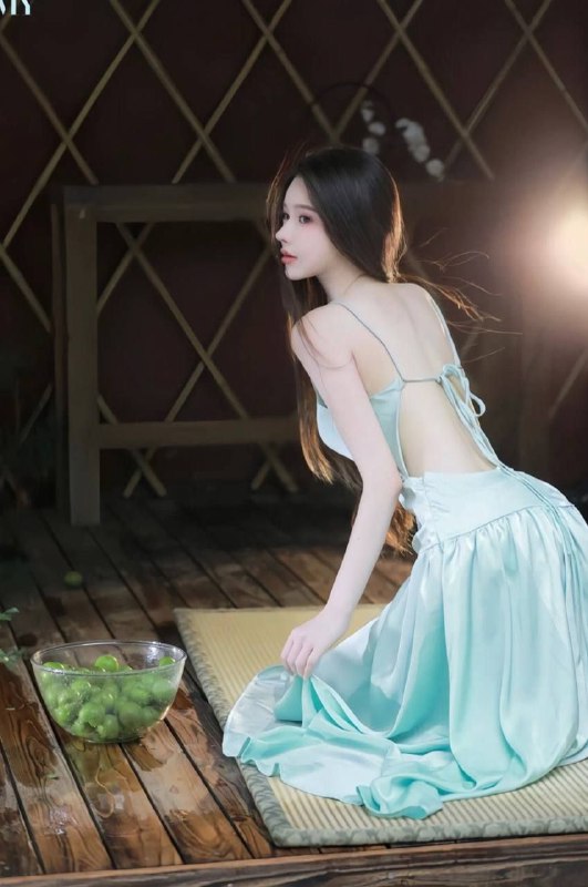 杨弈广州 硬5🦜意大利马兰欧尼学院毕业生• 身高175，D杯，无敌长腿，腿控必备• 精通英文，意大利语，可看学籍• 参加过2023华伦天奴大秀策划• 现杜嘉班纳设计总监同门师妹• 真正高素质女孩，资料非造假