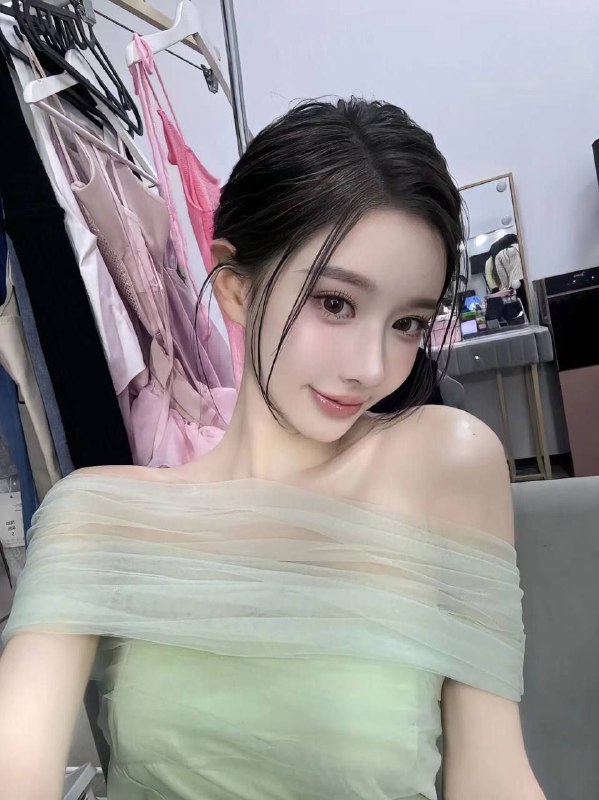 杨弈广州 硬5🦜意大利马兰欧尼学院毕业生• 身高175，D杯，无敌长腿，腿控必备• 精通英文，意大利语，可看学籍• 参加过2023华伦天奴大秀策划• 现杜嘉班纳设计总监同门师妹• 真正高素质女孩，资料非造假