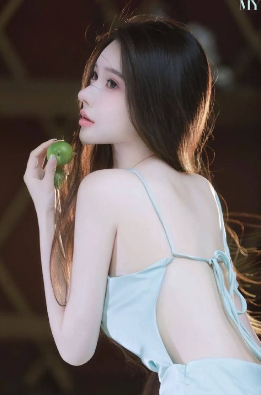 杨弈广州 硬5🦜意大利马兰欧尼学院毕业生• 身高175，D杯，无敌长腿，腿控必备• 精通英文，意大利语，可看学籍• 参加过2023华伦天奴大秀策划• 现杜嘉班纳设计总监同门师妹• 真正高素质女孩，资料非造假