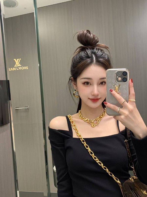 卡人🏠💛💛💛💛广州🆕人🌟人刚下水一个K都不认识  圈外女友圈外短发网红主播 健身达人 兼职开🌟七七•    身高:168          Cup：D🐻•     年龄02年       高素质女友feel•     温柔懂事        耐心礼貌待K•     皮肤雪白         可素颜见•     腰细腿长          蜜桃🍑臀•💖遇见便是上上签，期待与您相见～#七七#御姐#短发