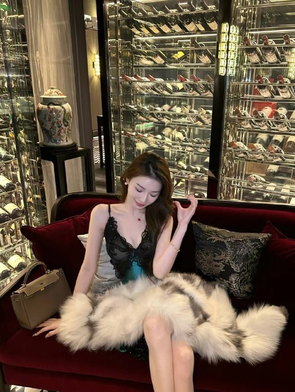 广州杨弈🌟极品御姐172E模特·职业:211重点本科网络业余小红人模特游泳教练·Height 172cm·avoirdupois 48kg·Cup: ESSSSS 真人比照片好看，全身天然无整。