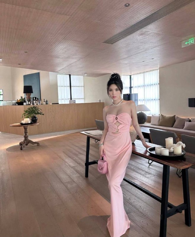 广州杨弈🌟极品御姐172E模特·职业:211重点本科网络业余小红人模特游泳教练·Height 172cm·avoirdupois 48kg·Cup: ESSSSS 真人比照片好看，全身天然无整。