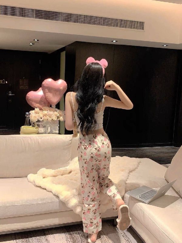 杨弈广州萌萌🧸168/   D/ 04年 成都人，皮肤白細腰筷子腿 温柔体贴人美声甜身材比例完美 腿控必備 高級氣質女友feel天然去雕饰 本人比照片好看