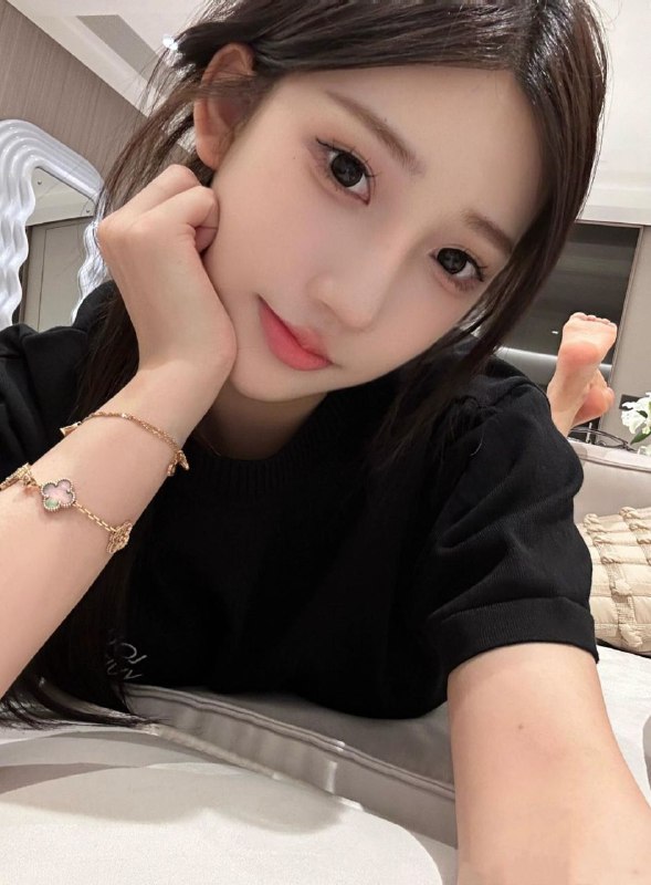 广州糖宝家ʸᵒᵘ ᵃʳᵉ ᵗʰᵉ ᶠⁱʳˢᵗ ᵃⁿᵈ ᵒⁿˡʸ.🌟圈外兼职《家3外5》⭐️初恋女友 feel⭐️打扮洋气 高素质⭐️皮肤雪白细腻身高: 166体重: 44kg年龄：02年罩杯: 真🐻D➕真人真照 可盐可甜可一字马🐎#02