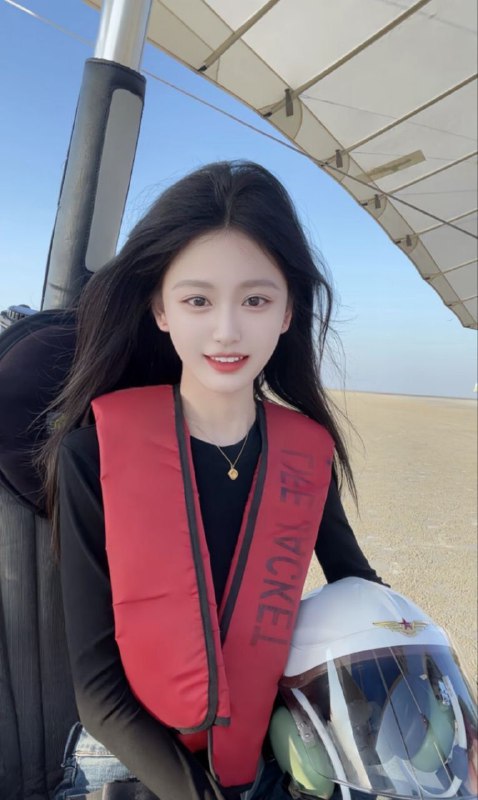 广州糖宝家紫紫爱玩机车妹妹，🐰真实06年在校艺术生176.c有纹身🐰初处⬇️海，一个客都不认识🐰全脸无整 邻家女孩气息🐰笑容超甜 胶原蛋白满满🐰撒娇一把手 初恋的滋味🐰性格超级好 高情商会聊天#紫紫