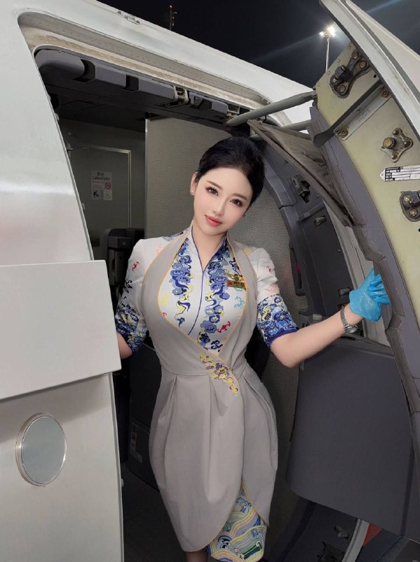 #广州糖宝家空姐祖儿海航在飞空姐（有服有证件🪪）🍃•全身0⃣️整🈚️纹身 不吸烟🚬🍃• 𝐇𝐞𝐢𝐠𝐡𝐭身高/178🍃• 𝐁𝐮𝐬𝐭胸围/天然D（真🐻）🍃•Age年龄/ 99年🍃•Skin 皮肤/冷白皮（雪白）#空姐#祖儿