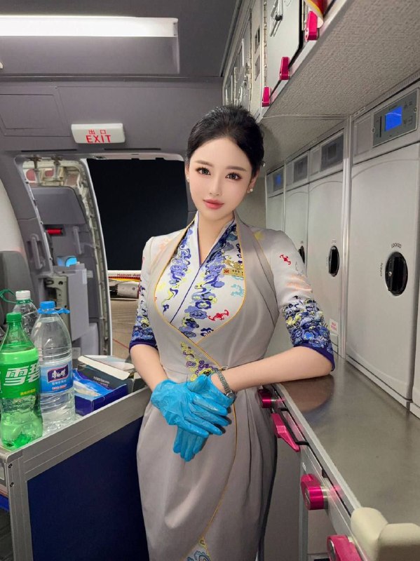 #广州糖宝家空姐祖儿海航在飞空姐（有服有证件🪪）🍃•全身0⃣️整🈚️纹身 不吸烟🚬🍃• 𝐇𝐞𝐢𝐠𝐡𝐭身高/178🍃• 𝐁𝐮𝐬𝐭胸围/天然D（真🐻）🍃•Age年龄/ 99年🍃•Skin 皮肤/冷白皮（雪白）#空姐#祖儿