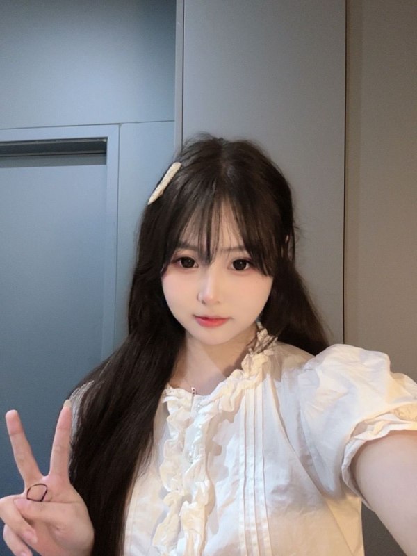 广州阿宝🏨瑶瑶170天然无整06年——————————————————————少女感满满明眸皓齿 治愈系的笑容性格极甜的小可爱乖巧温顺的猫咪🐈