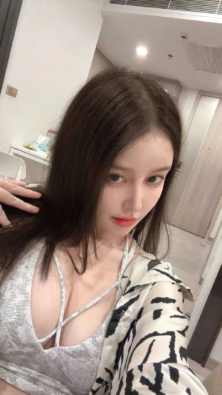 桐桐广州圈外新人🐝兼职 03极品白小纯。真胸162D新加坡留学生，刚回国，短暂停留。较小玲珑，皮肤白皙，女友般的体验。如果只是向往，远方依旧是远方。#桐桐