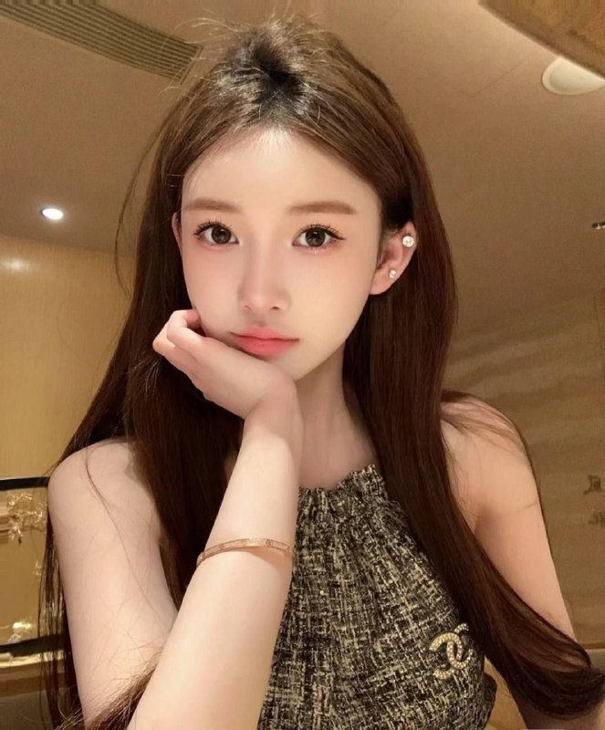 杨弈广州 硬5🦜170 E乖巧听话 可素颜见客真人真照 支持各种验证 平身健身前凸后翘蜜桃臀 马甲线