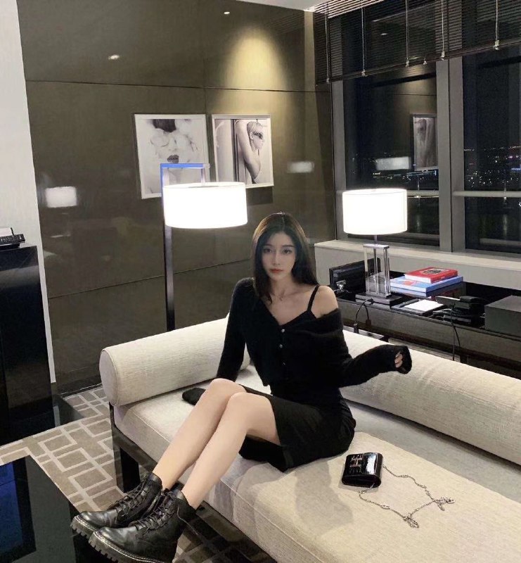 广州阿宝家小艾❤️人极品万起条件女神素颜。硬5w⬆️98后𝟏70e情商在线.会聊天.瑜伽.普拉提🧘‍♀️健身穿着气质大牌  性格温柔 谈吐大方得体网红清纯款.皮肤白嫩.吹弹可破.完美马甲线s身材身材一流女友式高大尚服务。皮肤雪白如玉