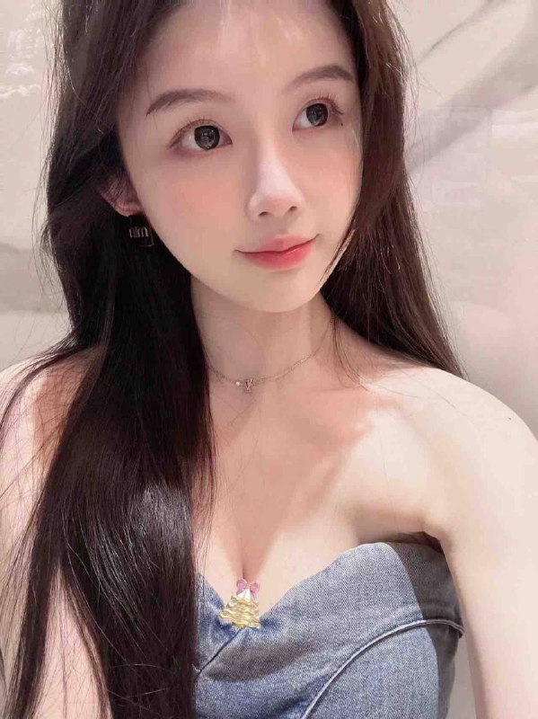 广州阿力🔥🦜硬5星海学院舞蹈生5.W🎬第一天170D 清纯元气美少女系花👉0整容，气质超好，甜美可人👈情商高 素质高 谈吐大方 无不良嗜好星海学院大二在读，🉑️一字马圈外女友，短期兼职只约会高素质客户，真人真照，假赔   不验证#广州#硬5