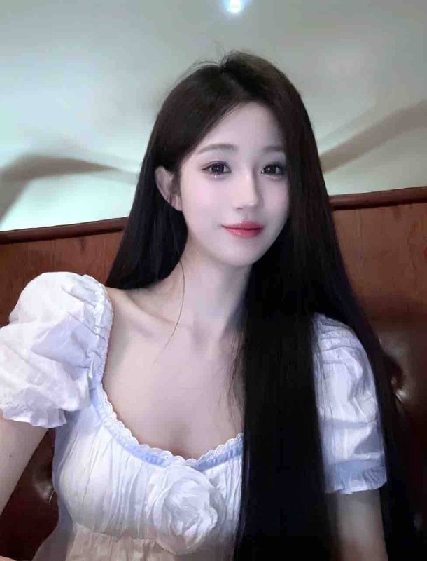 香港极品甜美白小纯款03年 属羊 21岁光脚净身高168cm体重45kg，真🐻D+cup五官精致自然，青春活力皮肤白嫩光滑，腰细腿长小香肩，小细腰，筷子腿全球各地  各种类型  见面付💰换号了😂👇👇会员永久有效！现用客服：@AnnaGJ168私聊不了：@AnnaGJ168bot