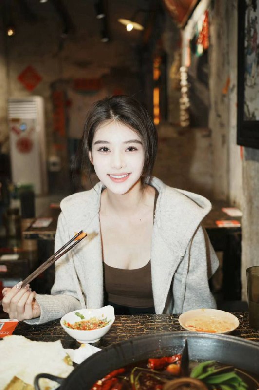 成都 硬5 哲喵喵🏠身高：175（分毫不差 可量）年龄：2003（真实可看sfz）🐻：c  体重：98籍贯：四川 全身冷白皮，白到发光全球各地  各种类型  见面付💰换号了😂👇👇会员永久有效！现用客服：@AnnaGJ168私聊不了：@AnnaGJ168bot