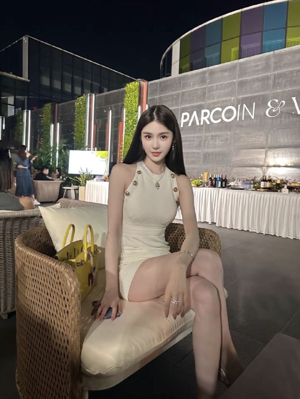 香港🌟新人纯欲女神（蜜蜜）03年175cm//36D♥️•真D杯胸型完美无整 蜜桃臀•马甲线 完美腰臀比0.6•常年健身 体脂率16%•本科学历 一甲普通话 英文流利皮肤雪白 五官精致 穿搭时尚得体💙爱好广泛 高尔夫网球游泳潜水滑雪⛷️气质如兰 情商高会聊天会撒娇全球各地  各种类型  见面付💰换号了😂👇👇会员永久有效！现用客服：@AnnaGJ168私聊不了：@AnnaGJ168bot