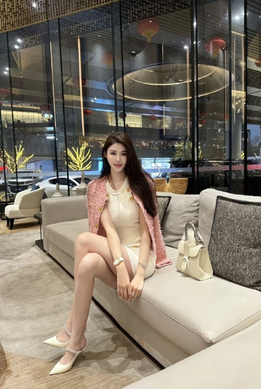 香港🌟新人纯欲女神（蜜蜜）03年175cm//36D♥️•真D杯胸型完美无整 蜜桃臀•马甲线 完美腰臀比0.6•常年健身 体脂率16%•本科学历 一甲普通话 英文流利皮肤雪白 五官精致 穿搭时尚得体💙爱好广泛 高尔夫网球游泳潜水滑雪⛷️气质如兰 情商高会聊天会撒娇全球各地  各种类型  见面付💰换号了😂👇👇会员永久有效！现用客服：@AnnaGJ168私聊不了：@AnnaGJ168bot