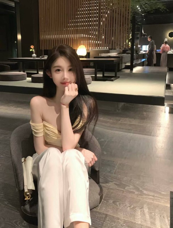 北京 硬万圈外网红 兼职  十一身高：175cm 体重：50kg年龄：03年  胸围：D职业：平面模特  博主抖音14.9w粉丝。微博26.5w粉丝人照合一，温柔气质，脾气好，情商高，情绪价值女友感拉满，身材37分，天然大胸🐻翘臀，身材超好，身体柔韧度满分，可一字马，皮肤Q弹白嫩。平时兼职有自己的生活，爱好打羽毛球，瑜伽，无任何风尘气全球各地  各种类型  见面付💰换号了😂👇👇会员永久有效！现用客服：@AnnaGJ168私聊不了：@AnnaGJ168bot