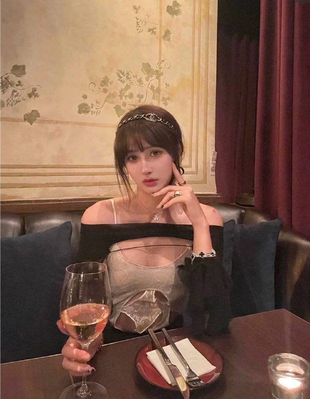 伦敦172c，真实网红博主，粉丝40万➕Ucl真实在校留学生，全欧洲可🪂，提前预约，真人真照