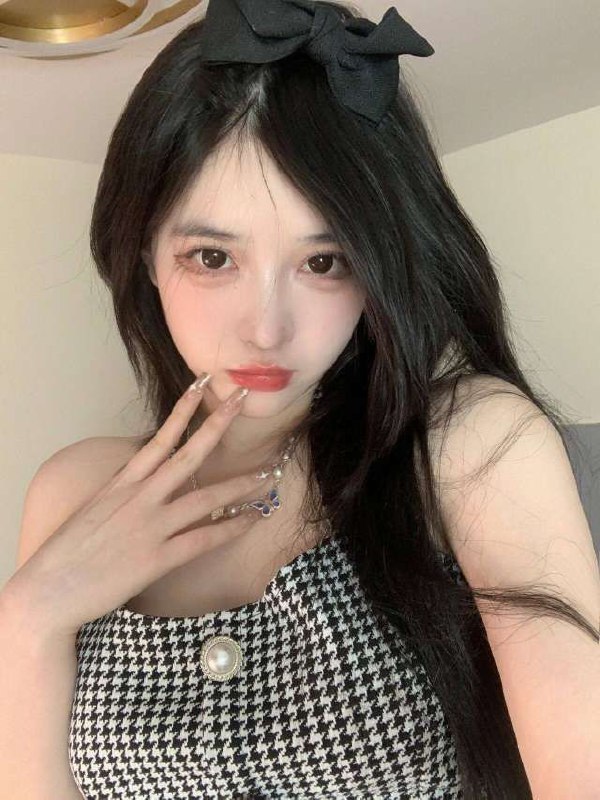 武汉极品新人01-173c胸围：C体重：47kg爱好：旅游🎨绘画🏊游泳学历：本科穿着大牌  气质甜美   又纯又欲你的初恋女友，满满的都是爱🥭点击联系客服