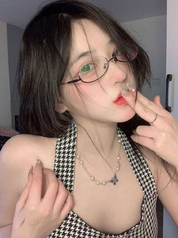 武汉极品新人01-173c胸围：C体重：47kg爱好：旅游🎨绘画🏊游泳学历：本科穿着大牌  气质甜美   又纯又欲你的初恋女友，满满的都是爱🥭点击联系客服