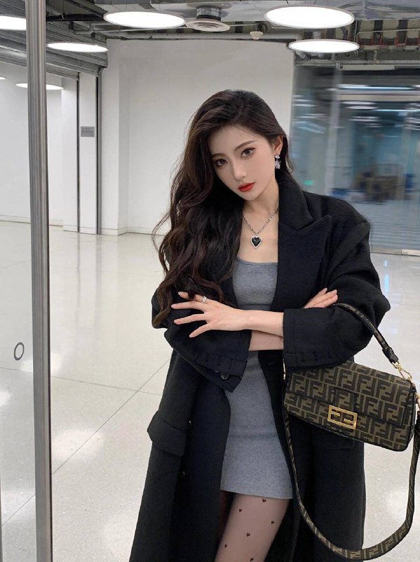 杨弈广州❤️人网红御姐 172  36d在职模特 天然无整▪️四肢纤细 𝗦處緊緻 气质体态完美▪洋气大牌 五官立体  皮肤细腻如缎▪️谈吐大方得体